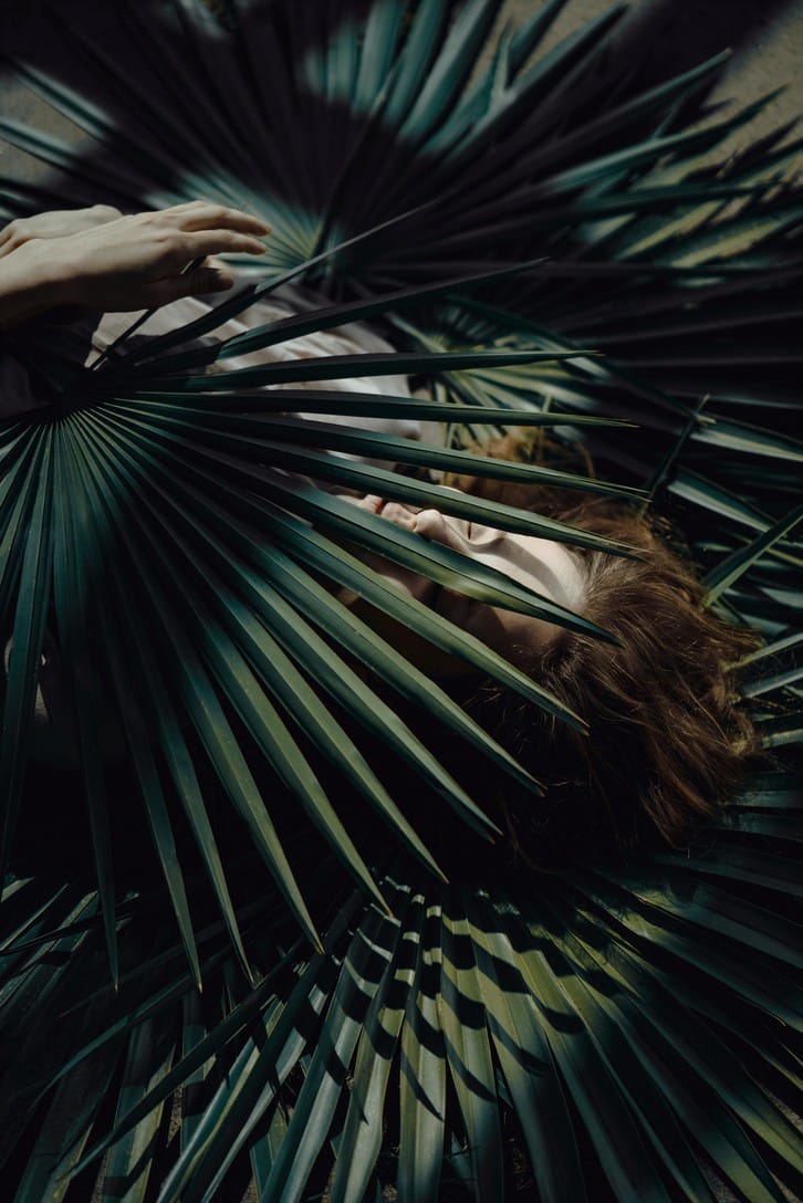 Photographie réalisée par Polina Washington illustrant une femme et des feuilles
