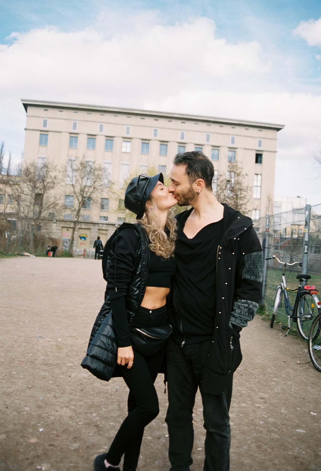NachtclubsBerlin couple qui s'embrasse devant berghain
