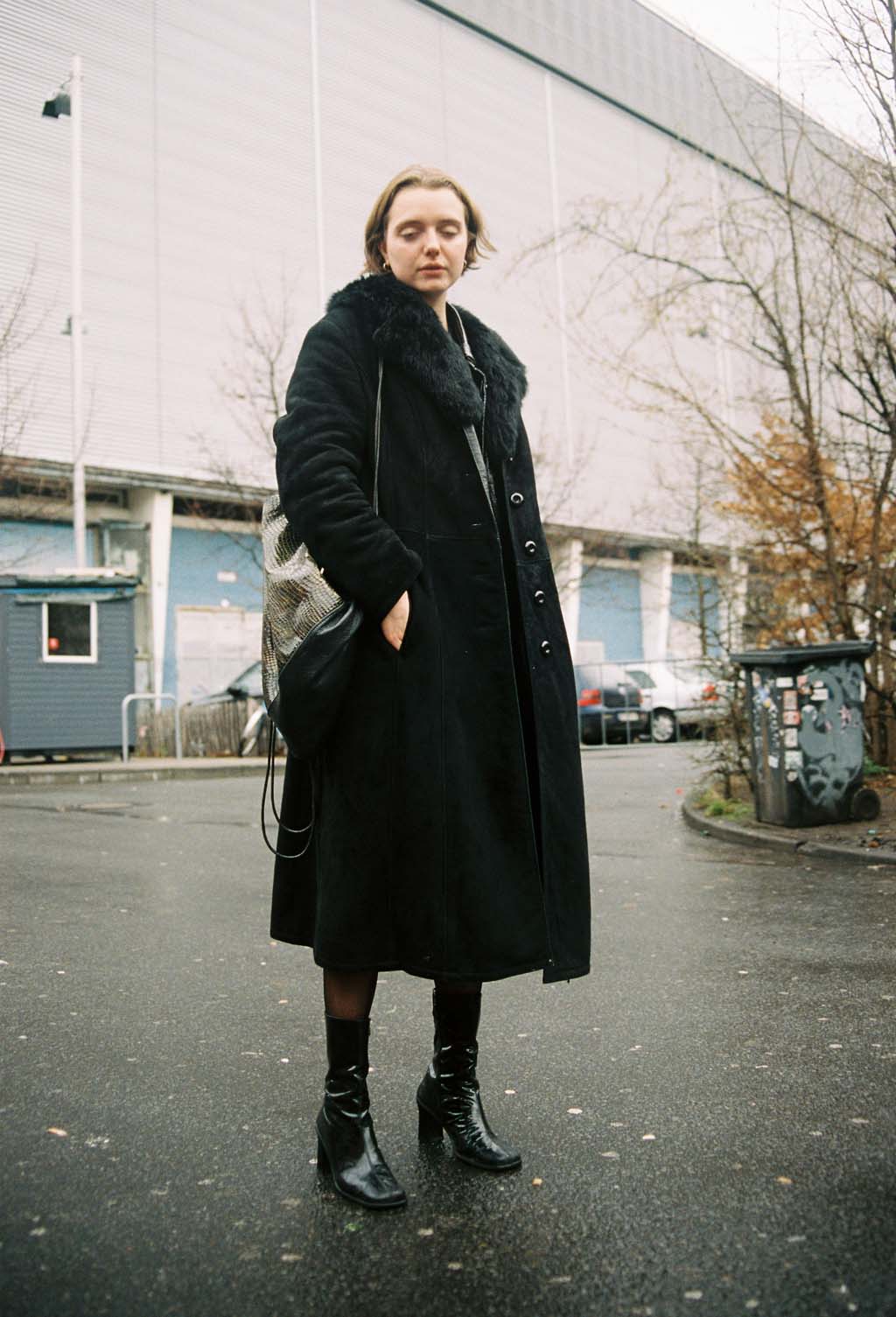 Nacht Clubs Berlin femme au long manteau noir