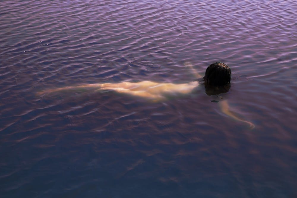 femme nue dans un lac Outside the lines