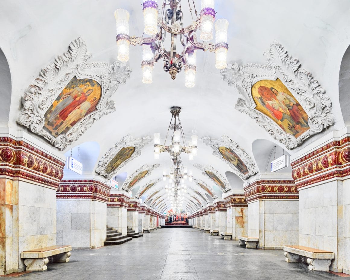 Les murs sont abondamment décorées de 24 fresques vives représentant des scènes de la vie quotidienne du peuple ukrainien et possède des ornements de sol particuliers