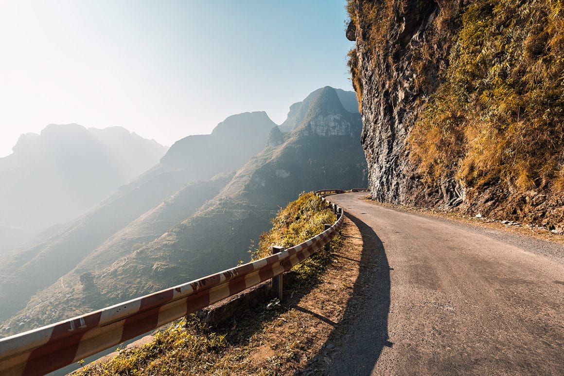 Voici une des impressionnantes photographies de Lukas Furlan :
Vue d'une grande route qui longe le tour d'une montagne, éclairée également par les rayons du soleil.