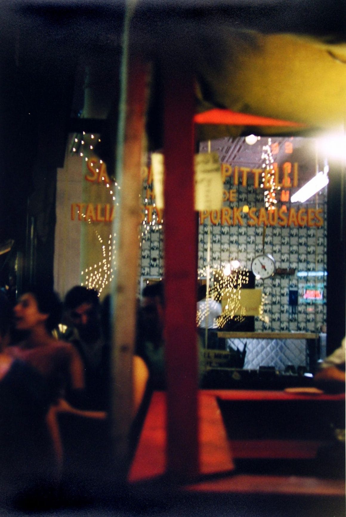 Photographie Saul Leiter flou dans un bar
