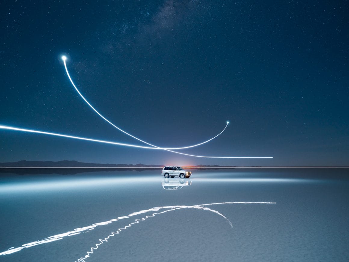 photo de voiture dans le desert avec oie lactée