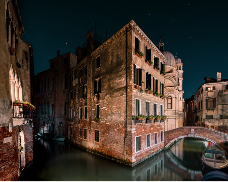 Venise et un immeuble de brique rouge, reflet de la sérénissime dans les canaux.
