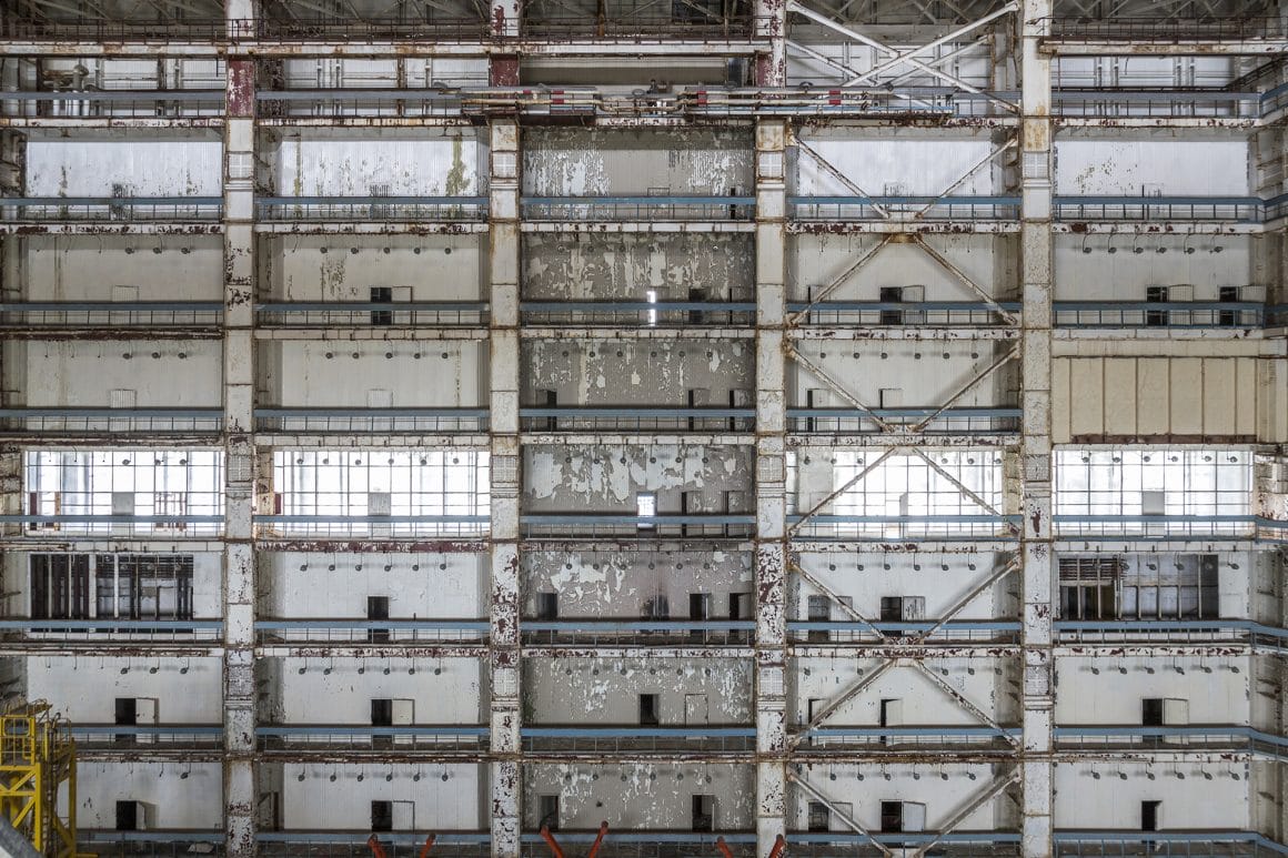 Baïkonour, Focus sur la paroi d'u hangar composé de plusieurs éléments architecturaux industriels.