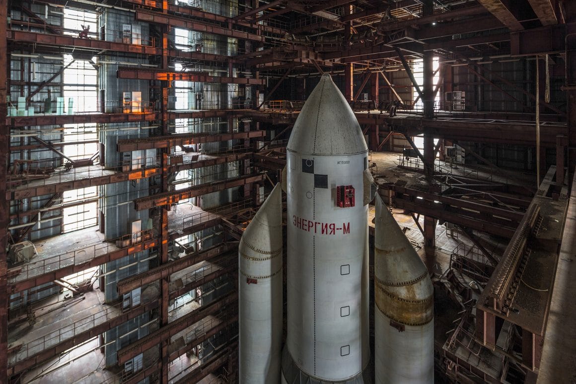 Baïkonour, Une fusée à la verticale dans un hangar. 