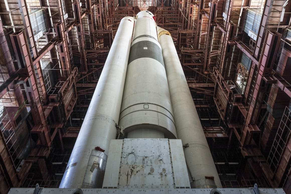 Baïkonour, Une fusée à la verticale vue d'en bas. 