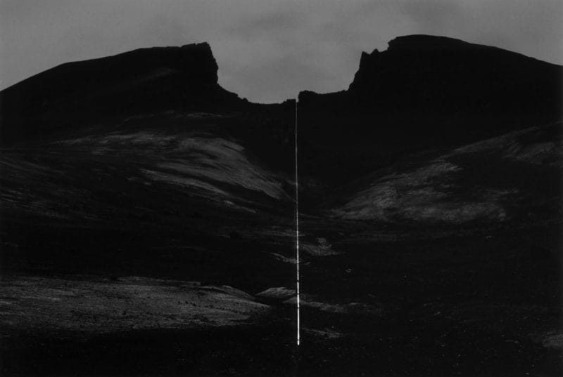 "Iceland Project" de Magdalena Jetelová : lignes de fissure lumineuses au cœur du paysage islandais. 5