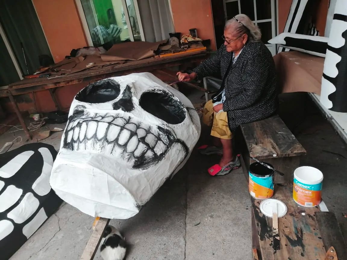 Peinture du crâne du squelette monumentale installé dans les rues du Mexique par l'artiste Raymundo Medina. 