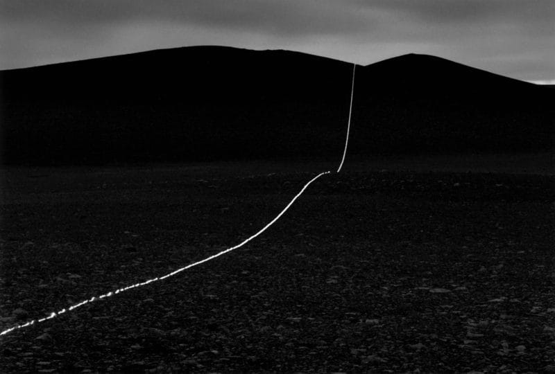 "Iceland Project" de Magdalena Jetelová : lignes de fissure lumineuses au cœur du paysage islandais. 4