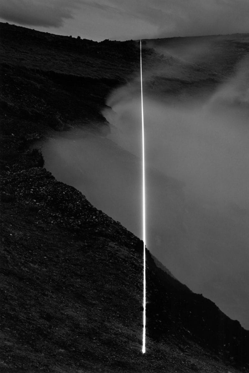 "Iceland Project" de Magdalena Jetelová : lignes de fissure lumineuses au cœur du paysage islandais. 3