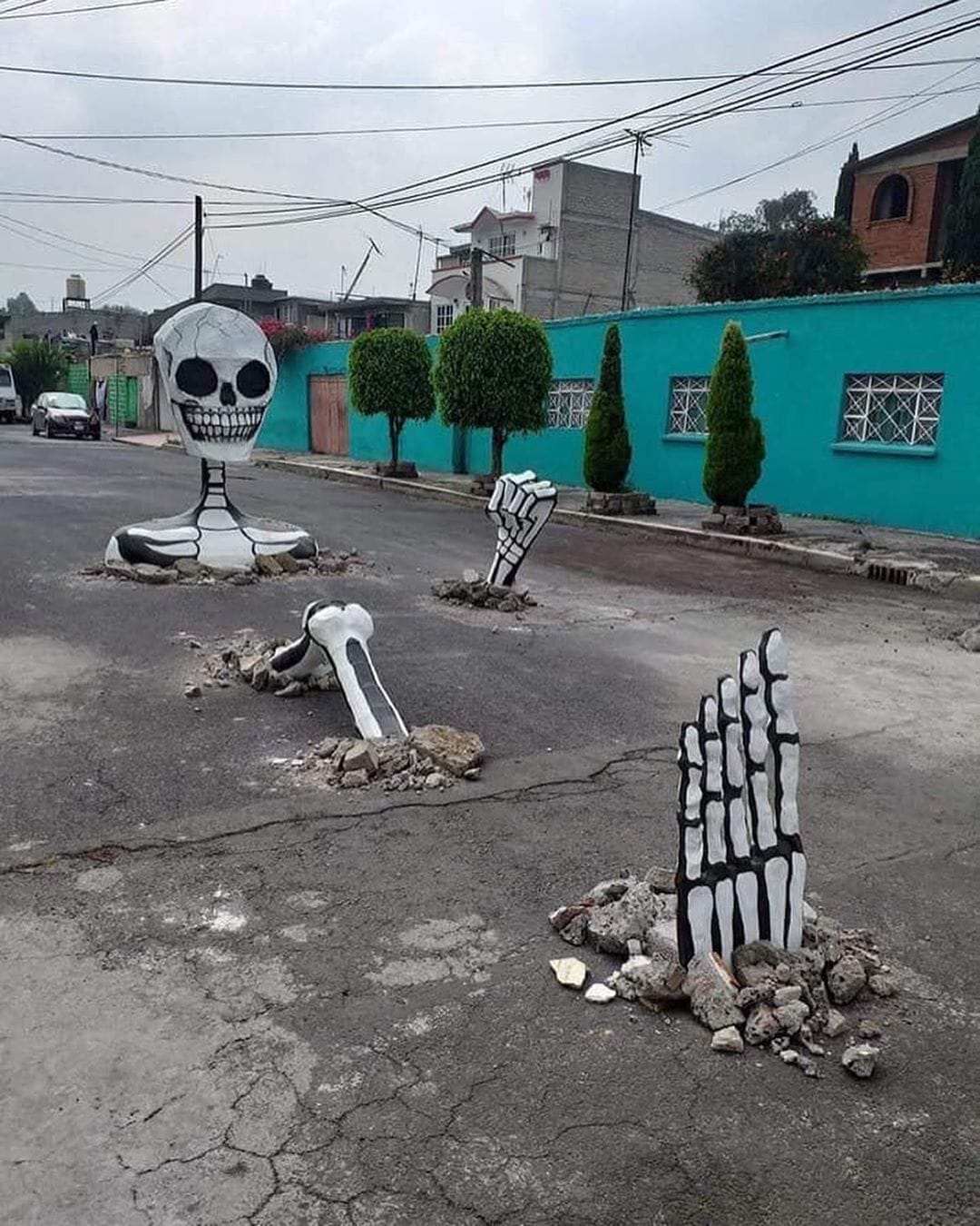 Squelette monumentale installé dans les rues du Mexique par l'artiste Raymundo Medina. 