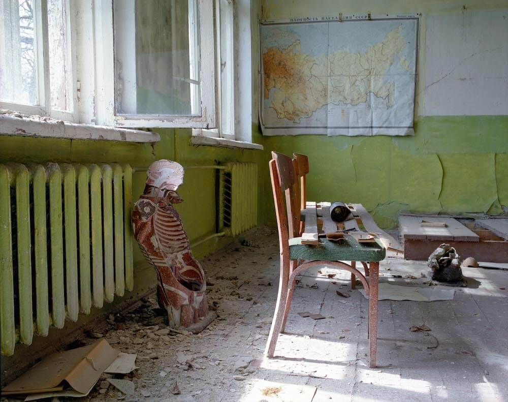 David Mcmillan, salle de classe abandonnée avec une carte de la Russie et un squelette en plastique. 