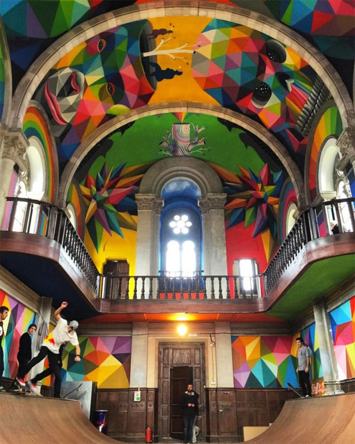 Photo d'une église espagnole reconvertie en skate-parc qu'Okuda a décoré de ses œuvres. 