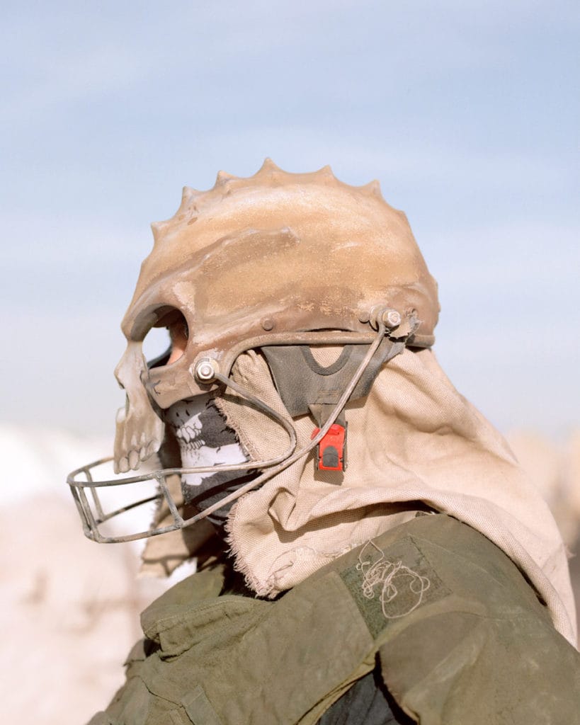 Joe Pettet-Smith, Anarchy Tamed, festivalier de profil portant un masque. 