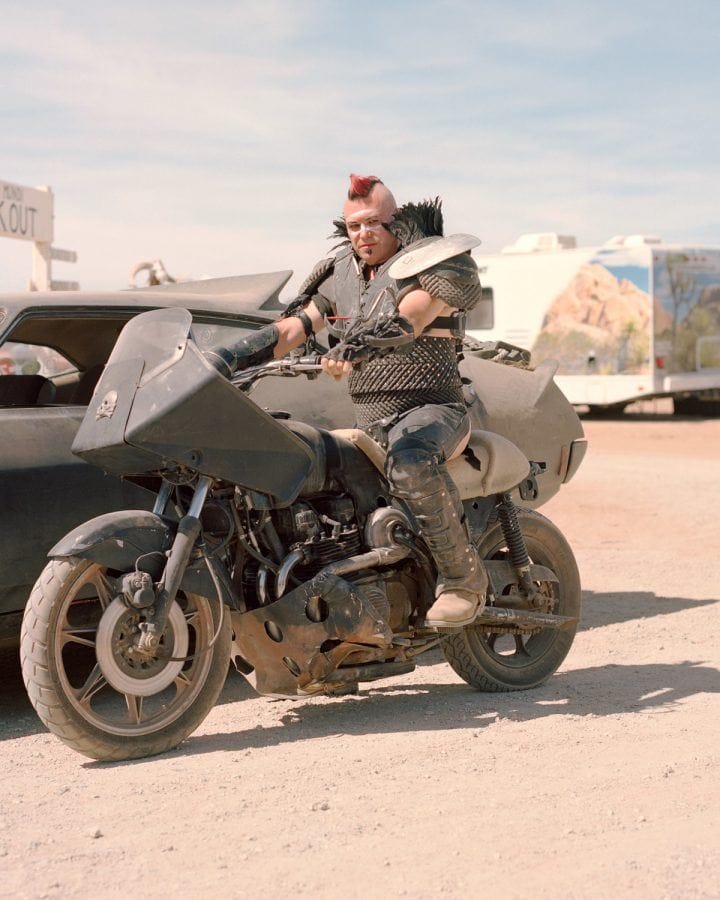 Joe Pettet-Smith, Anarchy Tamed, un festivalier à moto. 