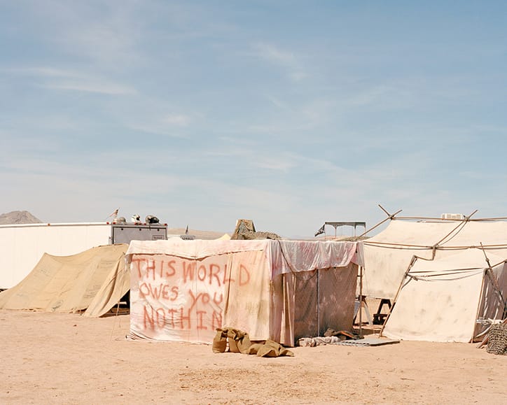Joe Pettet-Smith, Anarchy Tamed, Paysage de tentes des festivaliers. 