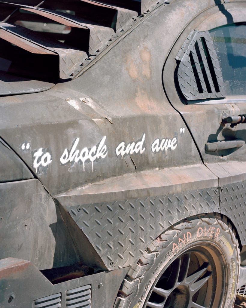 Joe Pettet-Smith, Anarchy Tamed, gros plan sur l'inscription sur une voiture : "to shock and awe". 
