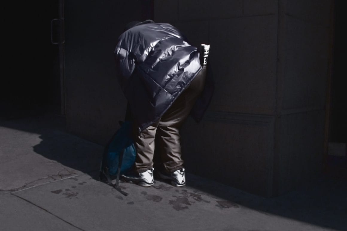 Kristoffer Axén, un personnage baissé sur son sac. 