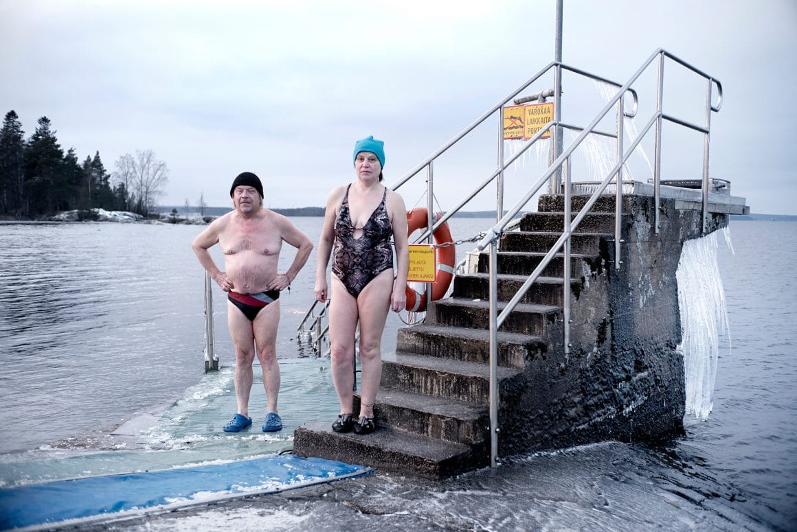 Markku Lahdesmaki, un couple devant un escalier menant à un plongeoir. 