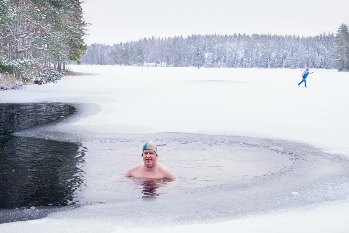 Markku Lahdesmaki, un homme dans le lac. 