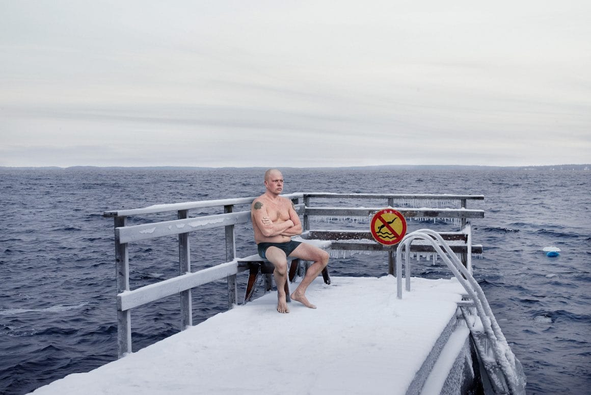 Markku Lahdesmaki, Homme se reposant sur un banc en pleine mer. 