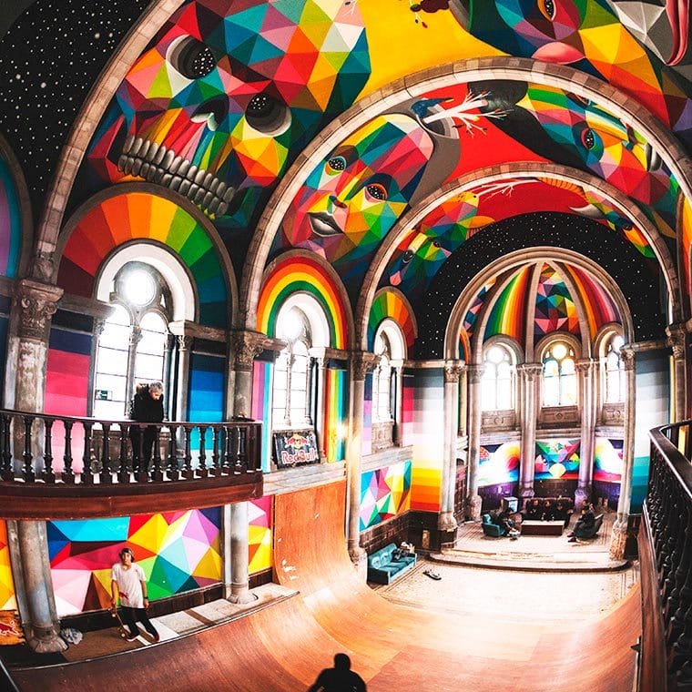 Photo de l'église espagnole décorée par les peintures de l'artiste Okuda. 