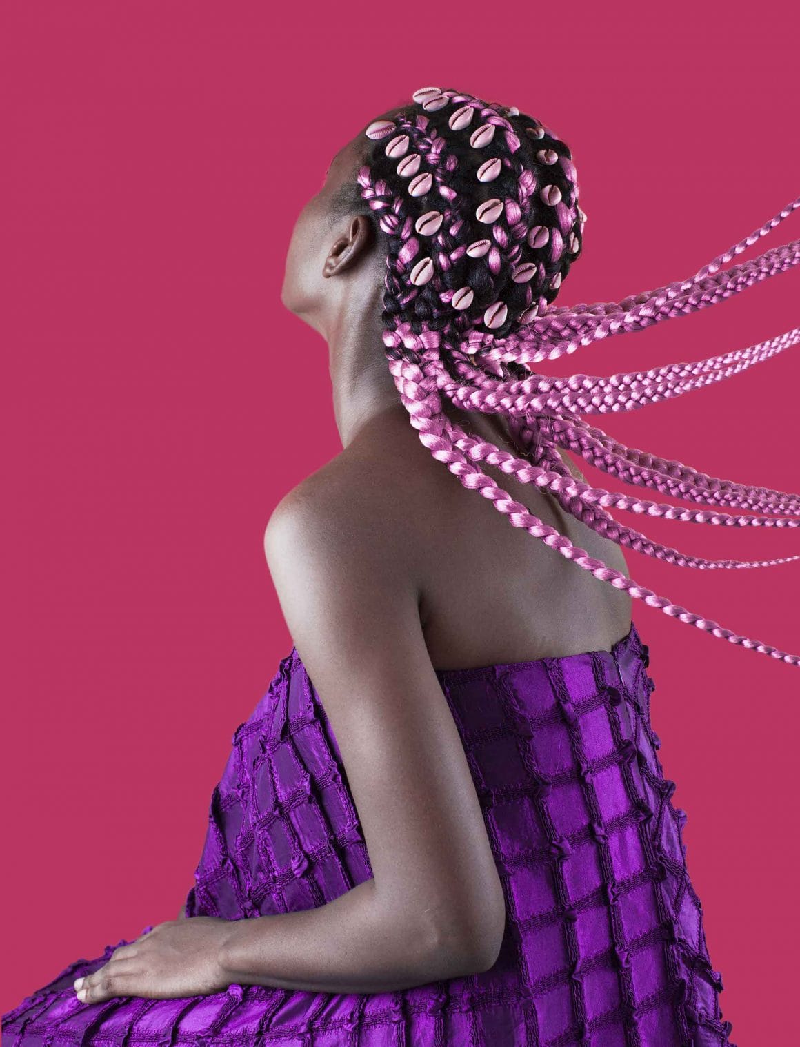 Pink Didi with Cowry Shell photographie de coiffure nigeriane par Medina Dugger