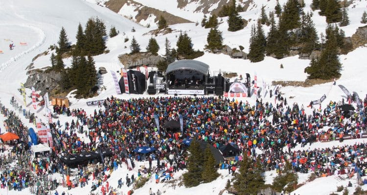 Scène du festival snowboxx dans les montagnes. 