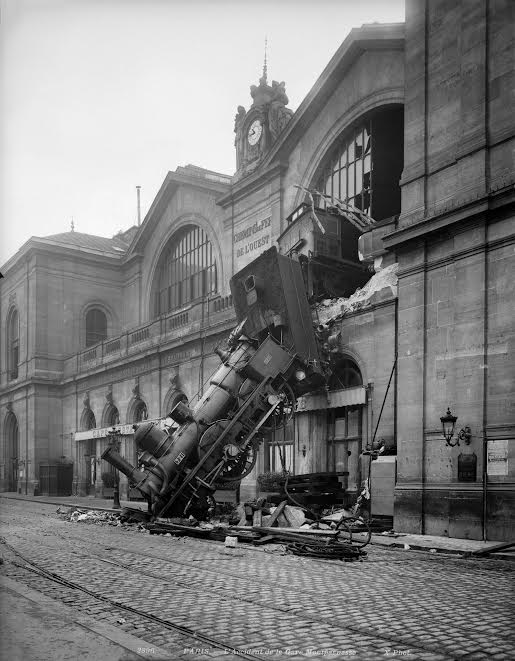Photographie historique présentant un accident de train survenu à la gare Montparnasse à Paris le 22 octobre 1895. 