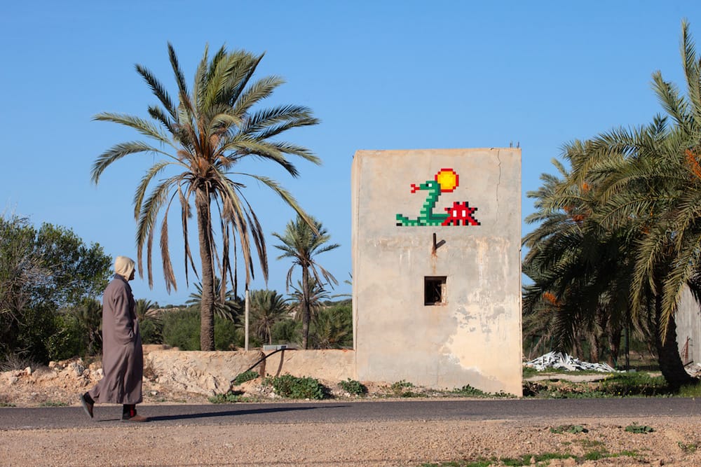 œuvre pixélisée et posée sur un mur de Djerba 