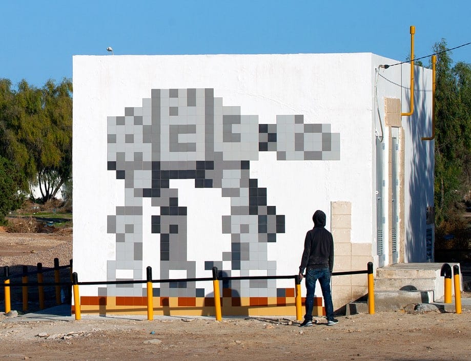 œuvre pixélisée et posée sur un mur de Djerba par l'artiste français Invader