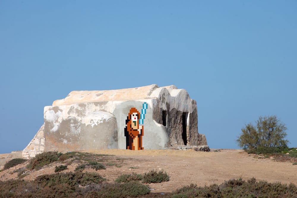 œuvre pixélisée et posée sur un mur de Djerba par l'artiste français Invader