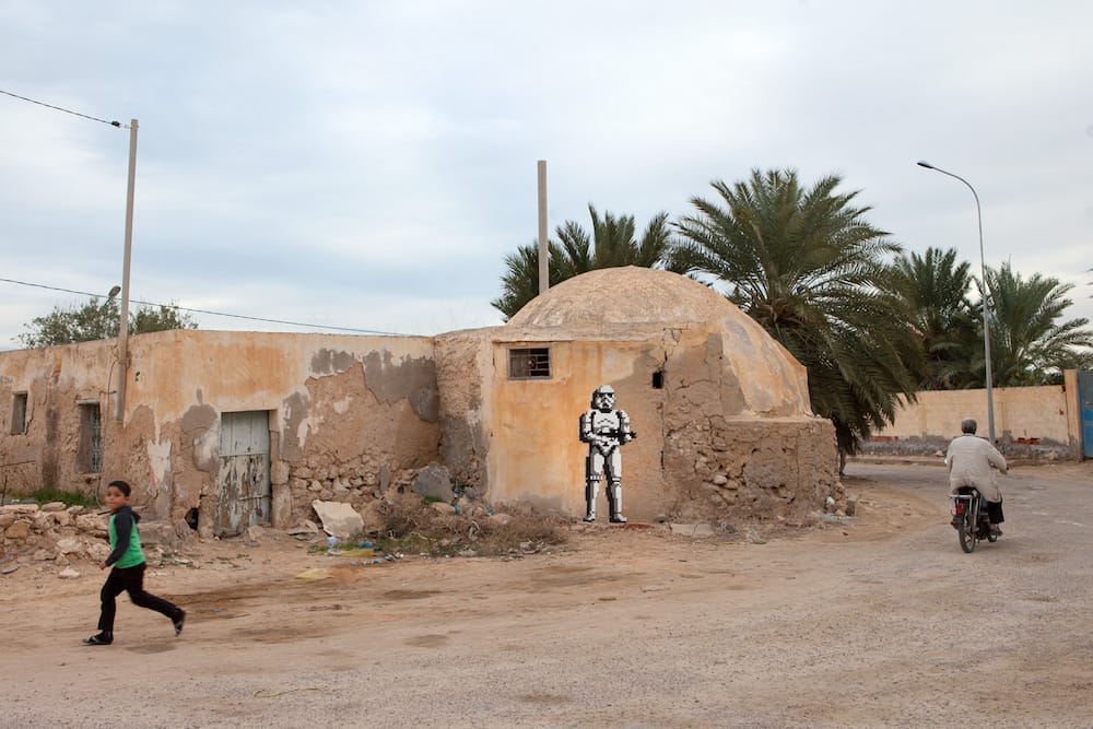 stormtrooper pixélisé et posé sur un mur de Djerba par l'artiste français Invader