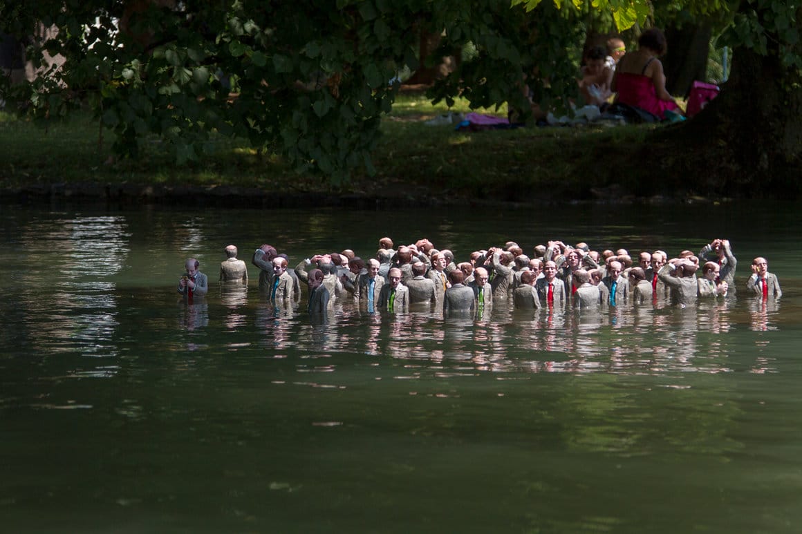 Isaac Cordal, plein de figurines se baignant dans le lac d'Annecy. 