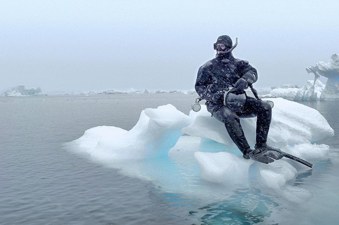 Paul Nicklen sur un iceberg