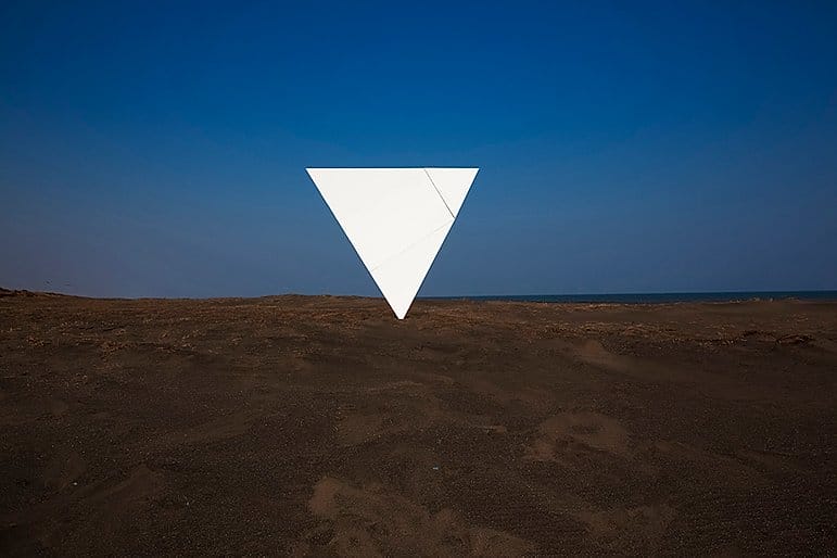 Yoshiki Hase, un triangle blanc devant la mer. 