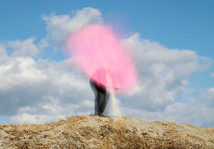 Yoshiki Hase, un objet rose dans un paysage naturel. 