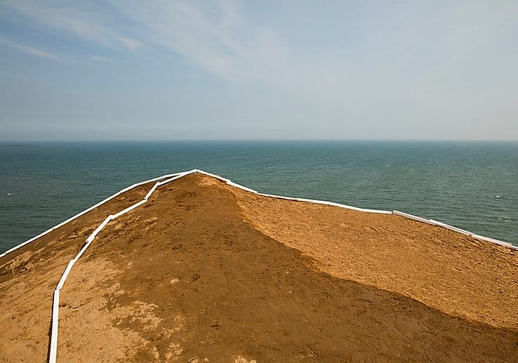 Yoshiki Hase, un paysage avec de la terre, un pourtour blanc et la mer et le ciel. 