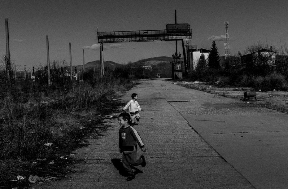Antoine Lecharny lauréat du Prix du Public, photographie en noir et blanc représentant deux enfants qui courent et jouent sur une route pittoresque. 
