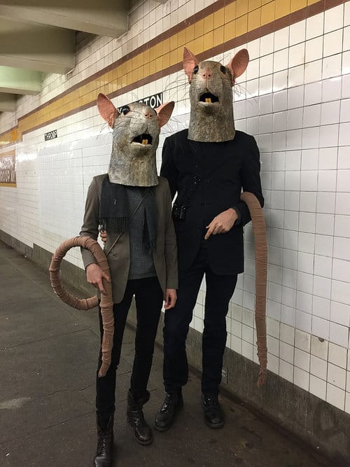 masques et queues de rats sur le quai du métro
