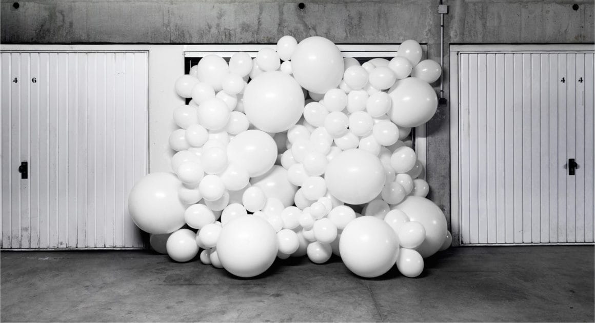 Ballons débordants d'un garage. 
