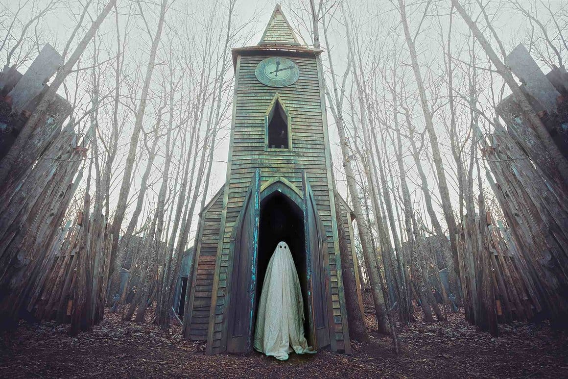 photo de Karen Jerzyk, fantôme devant une église
