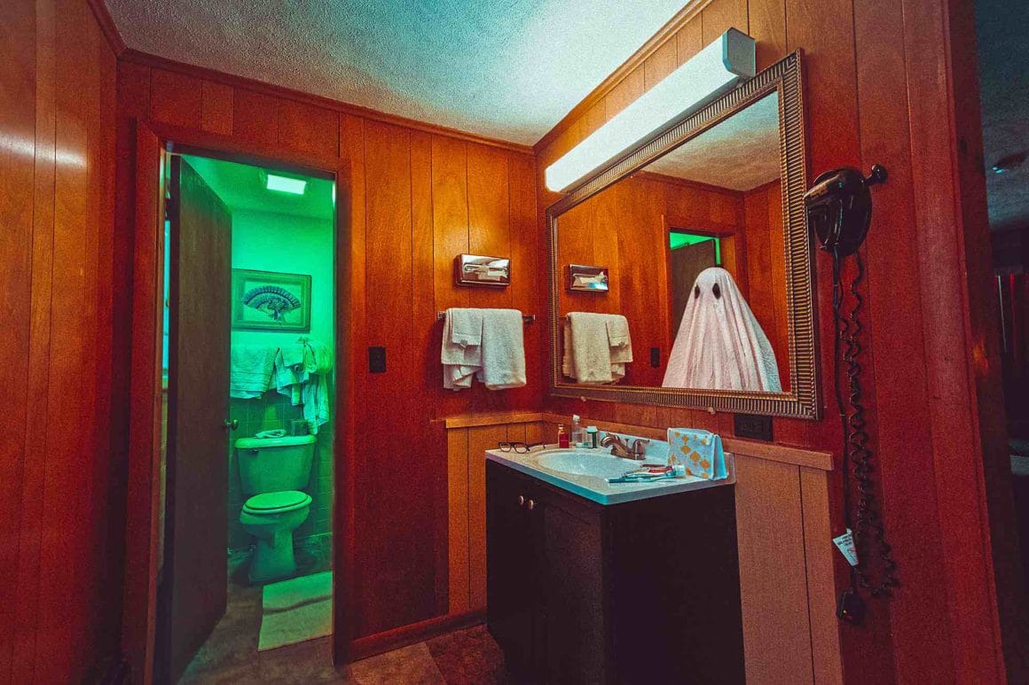 reflet du fantôme dans le miroir dans une maison