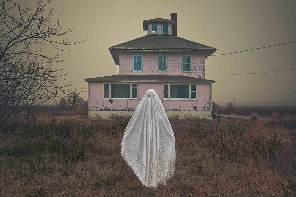 fantôme devant une maison abandonnée