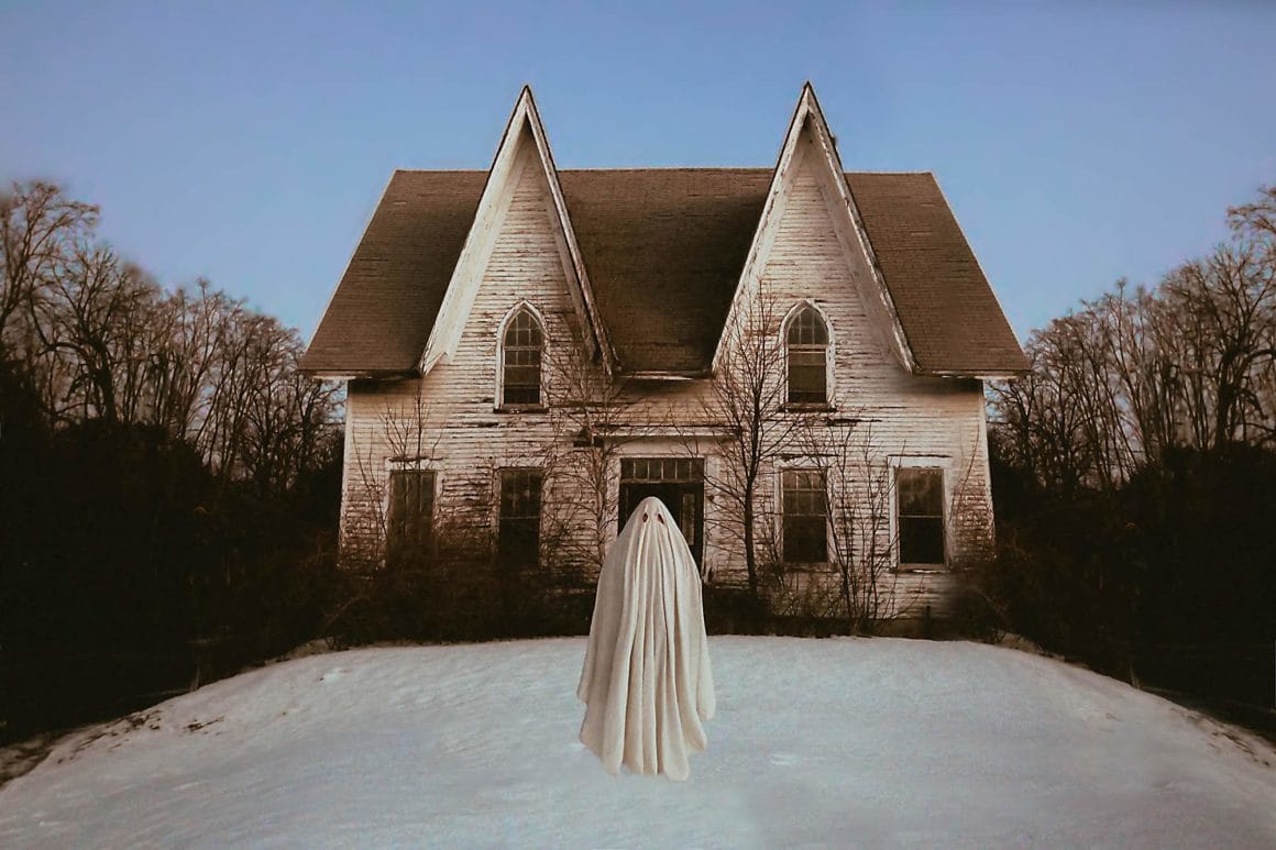 fantome sur la neige, devant une maison, par Karen Jerzyk.