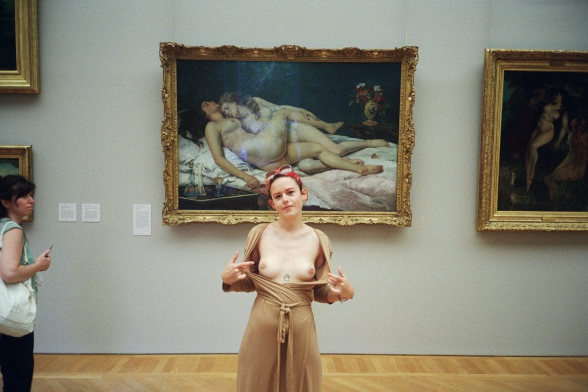 reine louve seins nus au Louvre
