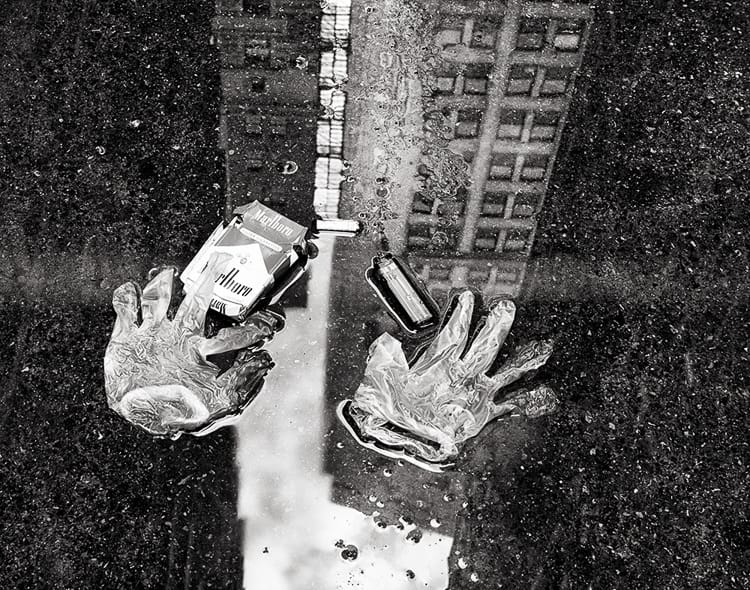 photographie Steve Geer de la série discarted  gants de plastiques et cigarettes