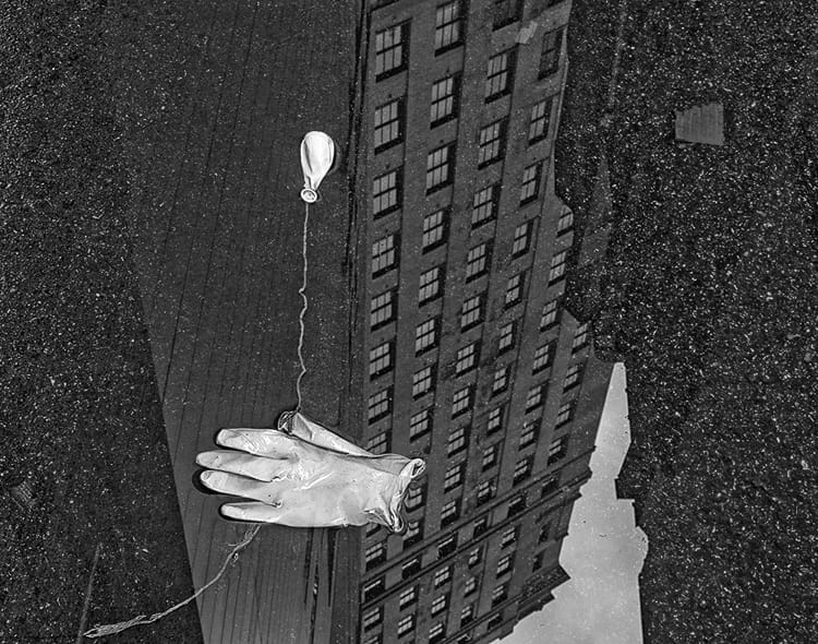 photographie Steve Geer de la série discarted gants et ballon